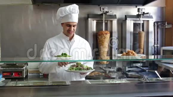 开心的男厨师在小酒馆吃烤串和蔬菜视频的预览图