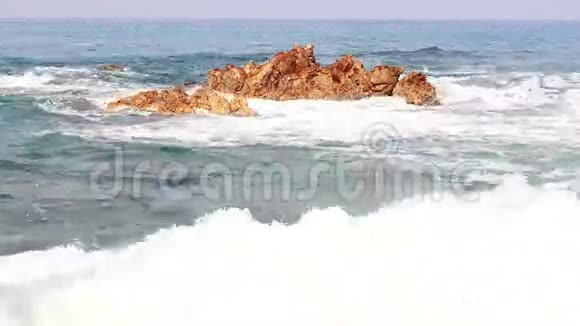 海浪拍打着地中海的石头视频的预览图