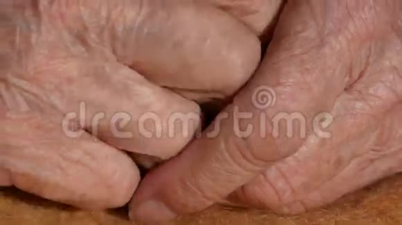 老年妇女按摩痛苦的手奶奶特写手指上的皱纹皮肤视频的预览图