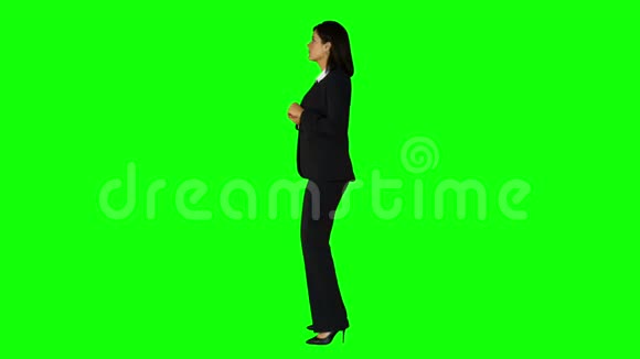 女商人和绿屏上的人说话视频的预览图