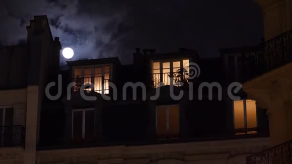满月在巴黎香榭丽舍大街法国大厦的家视频的预览图