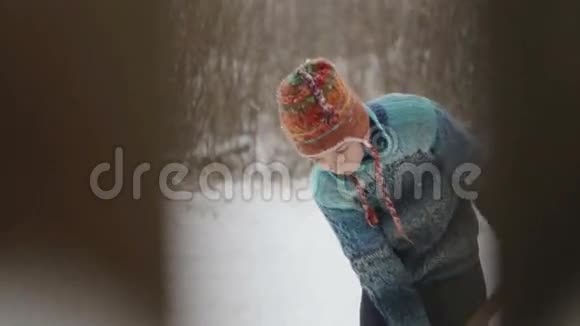 幼儿打扫轨道冬天从清洁雪少年的栅栏上看到视频的预览图