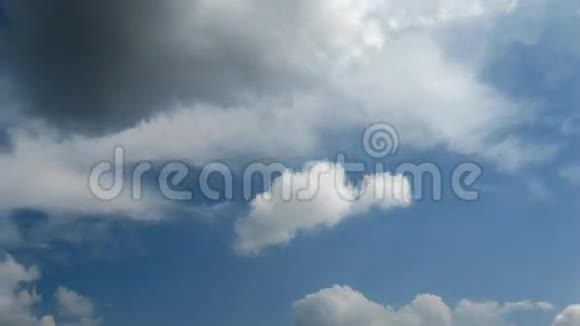 在刮风的天气里蓝天上的云很快视频的预览图