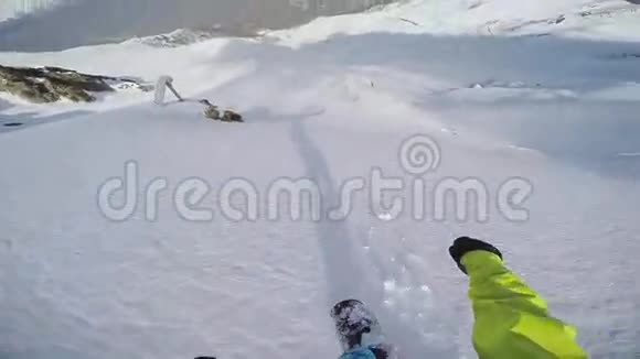 滑雪者从山顶返回乡间晴天喷雪视频的预览图