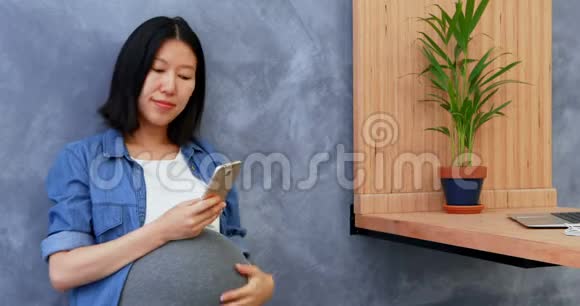 孕妇使用手机4k视频的预览图