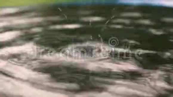 涟漪水圈小的抽象水运动视频的预览图