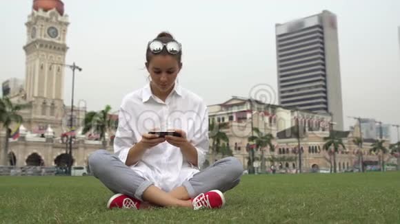 年轻的女商人用手机写信息视频的预览图