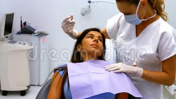 牙医给女性病人注射口腔视频的预览图