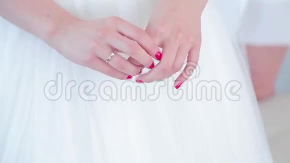 新娘用红色指甲紧张的手视频的预览图