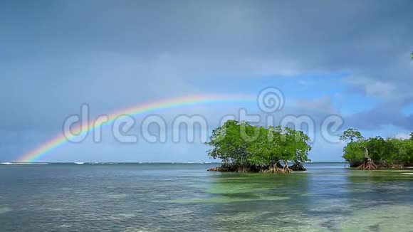 加勒比海上五彩缤纷的彩虹视频的预览图
