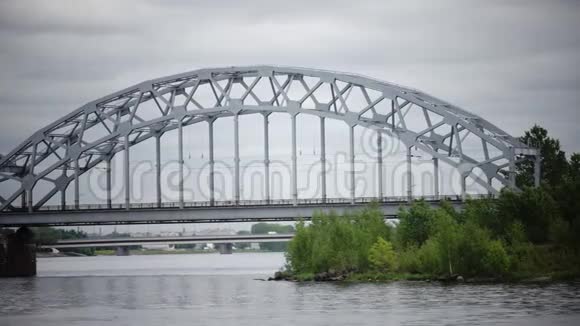 拉托维亚里加铁路桥的多加瓦河和拉脱维亚科学院大楼视频的预览图