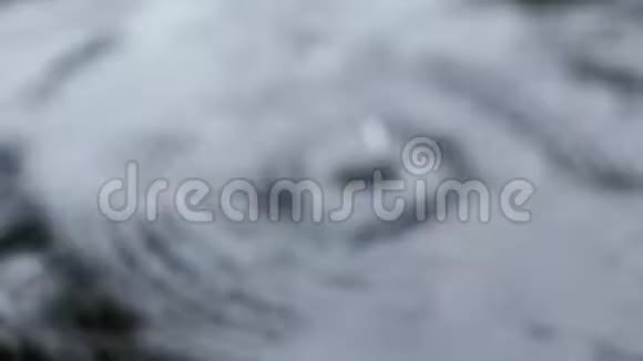 涟漪水圈小的抽象水运动视频的预览图