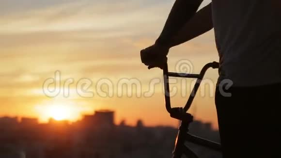 男孩准备乘坐他的BMX看日落视频的预览图