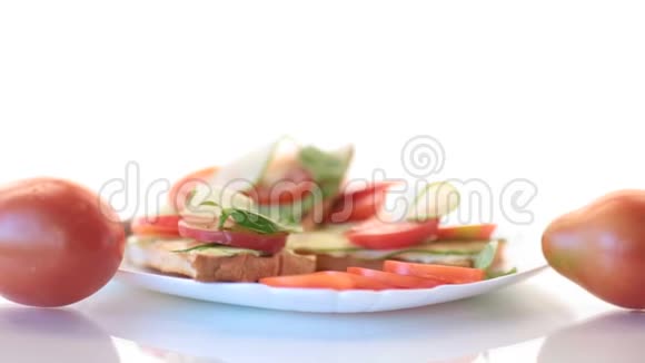新鲜黄瓜和西红柿做成的三明治视频的预览图