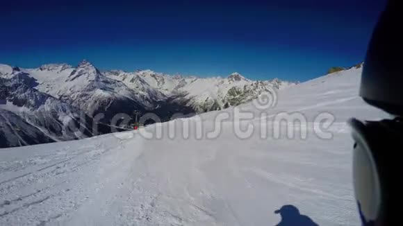 滑雪板沿着准备好的斜坡往下滑敦拜FPV视频的预览图