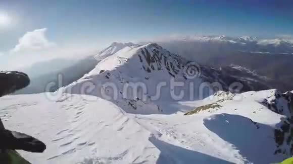 滑雪者从山顶开始越野骑行高速公路极端极端视频的预览图