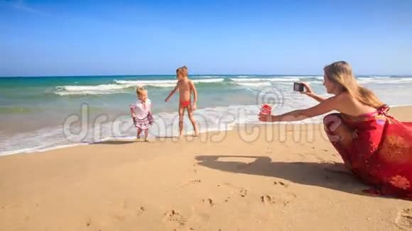 母亲在红色照片给小女孩男孩在冲浪盒视频的预览图
