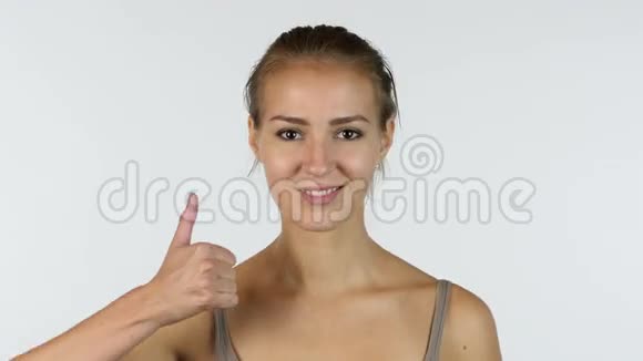 拇指向上成功美丽女孩的肖像白色背景视频的预览图