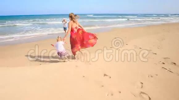 母亲在红色小女孩携手由泡沫冲浪视频的预览图