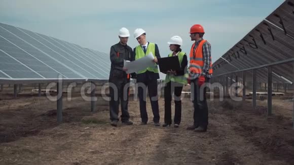 太阳能农场的工程技术人员视频的预览图