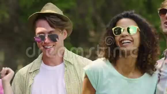 快乐的年轻夫妇在公园里跳舞微笑暑假年轻人视频的预览图