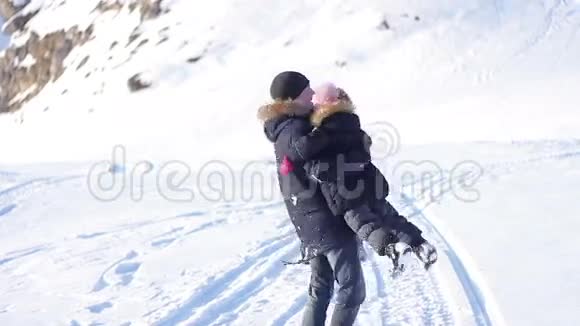 快乐的男人和两个小孩在雪地里玩视频的预览图