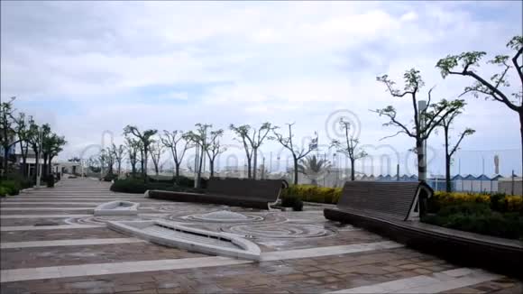 意大利雨天的海滨长廊椅子视频的预览图