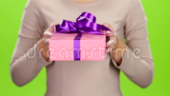女孩拿着礼物拿出一个盒子工作室视频的预览图