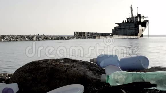 近海海滩倾倒垃圾海上生锈船舶环境污染视频的预览图