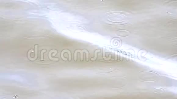 雨水落在水位上形成许多水滴圈小波浪掠过水面在许多阴影中移动视频的预览图