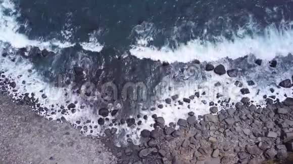 波浪的火山海岸鸟瞰图视频的预览图