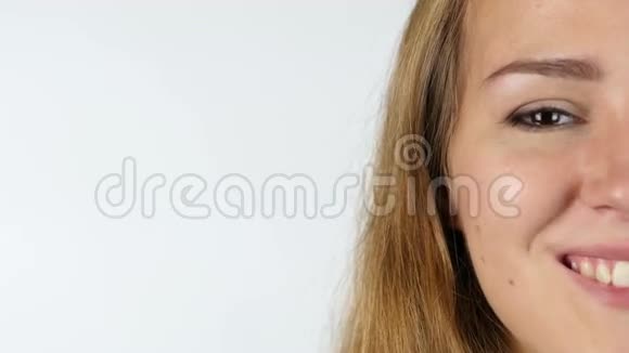 微笑一半女性脸的肖像白色背景视频的预览图