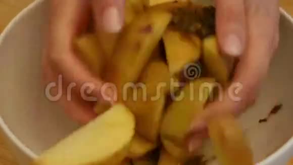女人把切碎的土豆和香料混合在一起4k视频的预览图