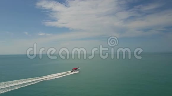 乘坐快艇出海的鸟瞰图视频的预览图