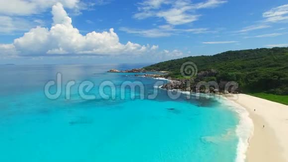 鸟瞰热带天堂海滩白沙和绿松石海水印度洋大安塞拉迪格岛塞舌尔视频的预览图
