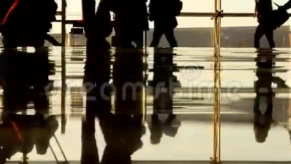 在机场航站楼内行走的乘客视频的预览图