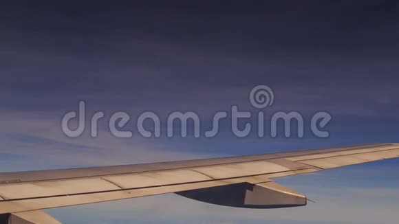 乘气机翼下观云青海视频的预览图
