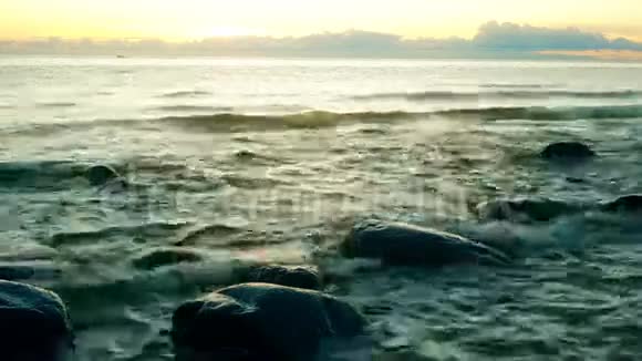 潮汐钻孔船漂浮在太阳和云彩的背景上视频的预览图