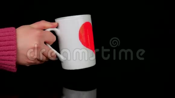 浪漫的情人节杯的热茶与一半的心汇集在一起使一个完整的心视频的预览图