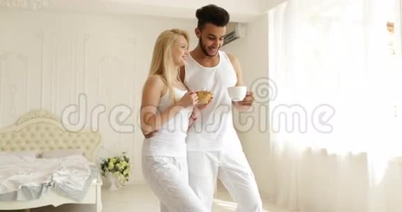 两人一起喝咖啡一个女人一个男人微笑视频的预览图