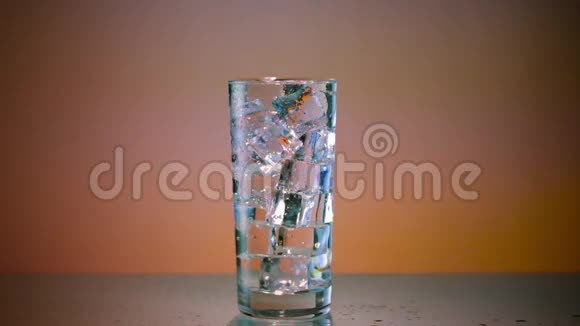 冰水玻璃与柠檬宽视频的预览图