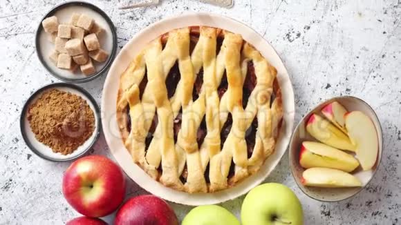 美味的苹果派蛋糕有新鲜水果棕色和粉状糖视频的预览图