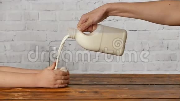 女人给儿子倒牛奶视频的预览图