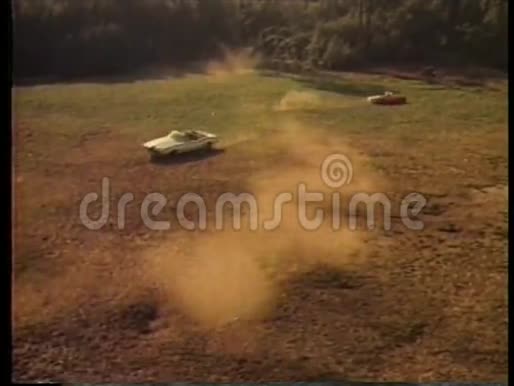 两辆汽车在开阔的田野上盘旋视频的预览图