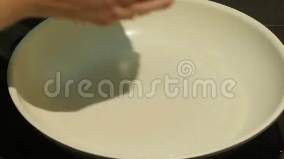 女厨师躺在煎锅鸡片和蘑菇上4k视频的预览图