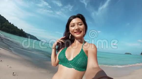 在海滩上打电话自拍的快乐女孩视频的预览图