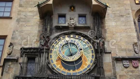 布拉格中心广场的古老天文钟视频的预览图
