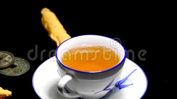 人参根和茶放在餐桌上视频的预览图