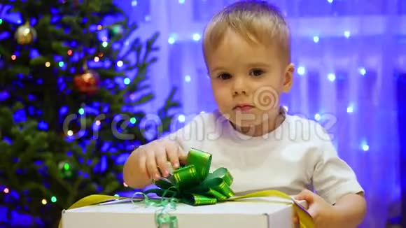 圣诞礼物惊喜儿童打开礼物视频的预览图