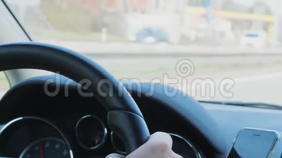 白天高速公路汽车行驶时手持方向盘视频的预览图